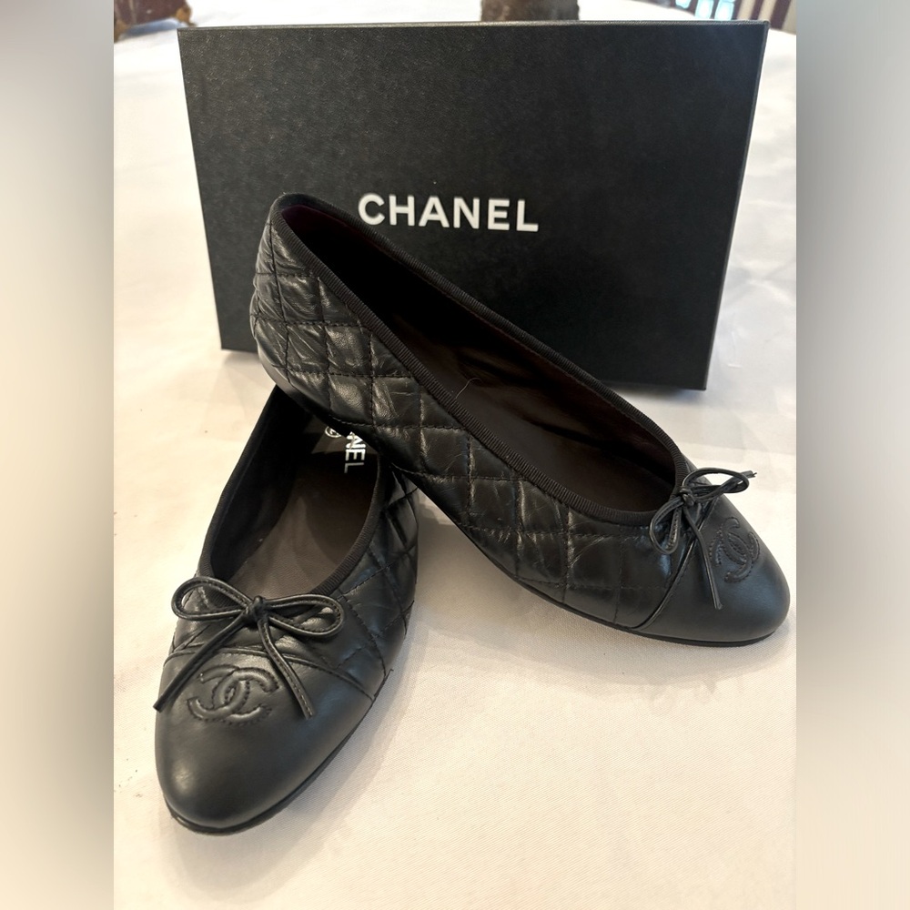 CHANEL Flats